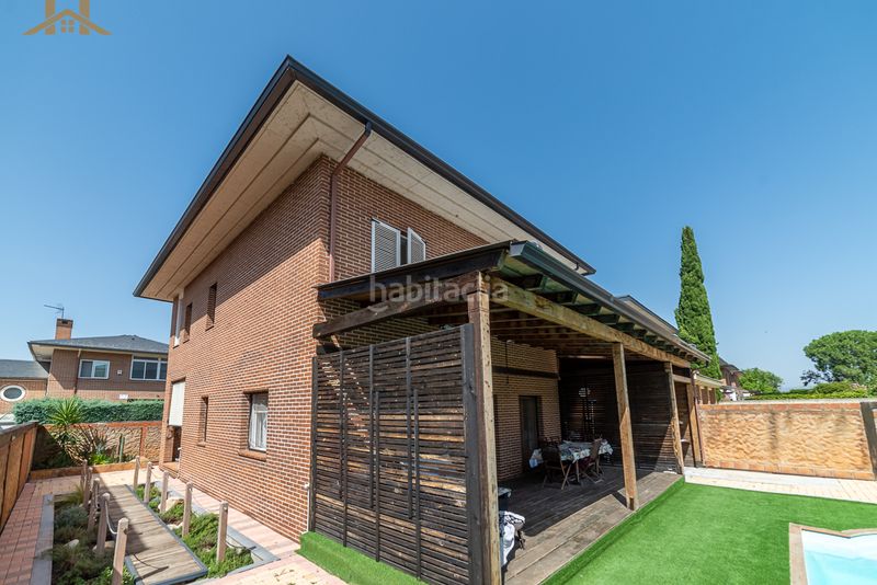 Foto 4567ecdb-95a0-4d75-91c1-b3f9a0ee99aa. Casa aparellada amb piscina a Brunete