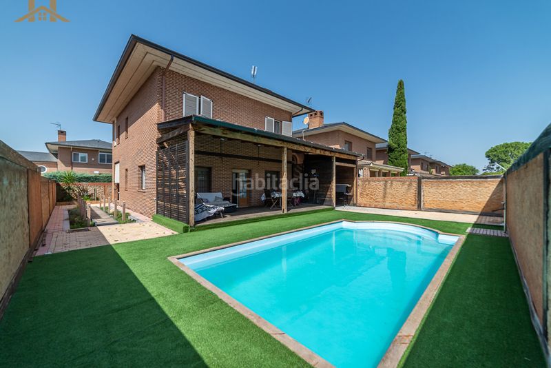 Foto 665bf7ce-6989-43ff-a576-11ca9a68ec8d. Casa aparellada amb piscina a Brunete