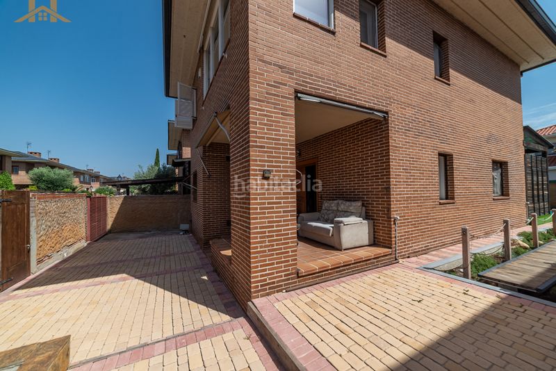 Foto fe315606-bb3c-43d8-97e1-752cc14ba52d. Casa aparellada amb piscina a Brunete