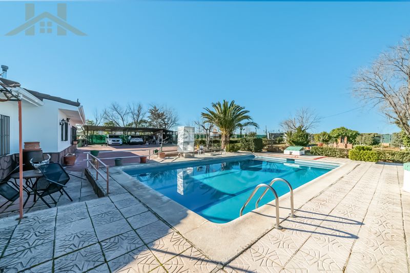 Foto e7c99a57-8e6a-4e88-b93e-e5a4452e20dc. Chalet with fireplace heating parking pool in Brunete