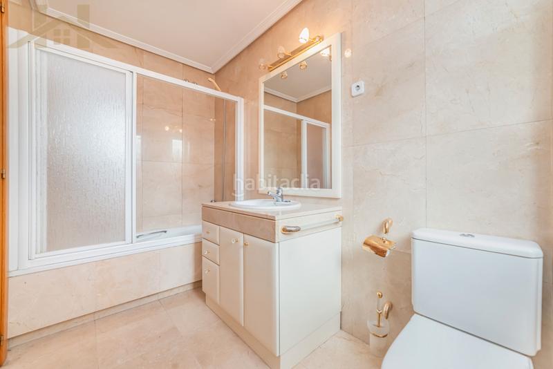 Foto dbc66429-212a-4648-9fed-fc21620ec868. Casa aparellada amb calefacció a Centro Villaviciosa de Odón