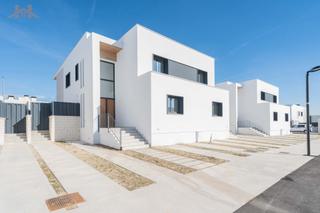 Maison jumelée  Calle praga. Espectacular  chalet pareado de obra nueva