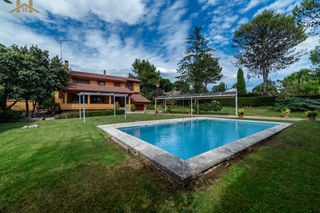 Casa  Calle ebro. Espectacular chalet independiente en el bosque