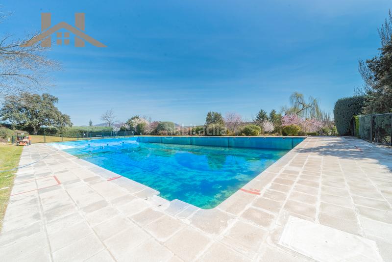 Foto 0be8b4d8-94fc-419d-9dec-f0e694729a25. Casa adosada agencia inmobiliaria zona oficina hogares : en venta: espectacular adosado en la mejor zona de gal en Galapagar