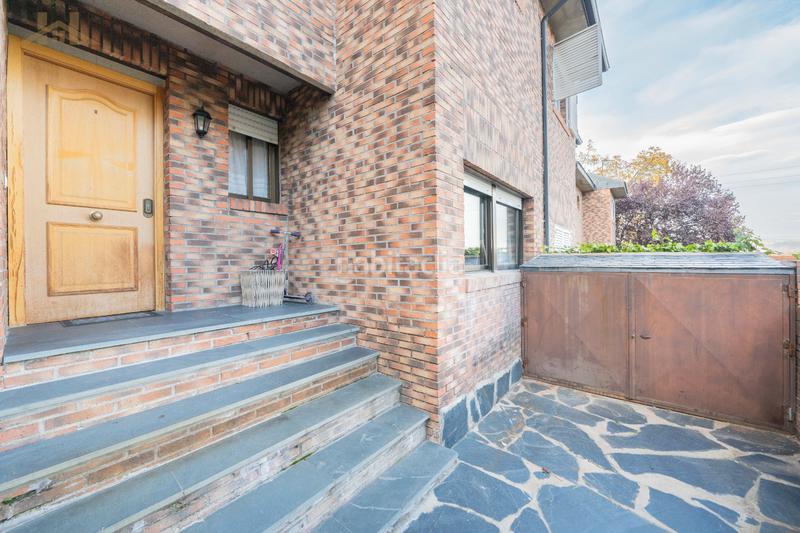 Foto 4e80235c-924b-4e7f-aa11-8338530422df. Casa adosada agencia inmobiliaria zona oficina hogares : en venta: espectacular adosado en la mejor zona de gal en Galapagar