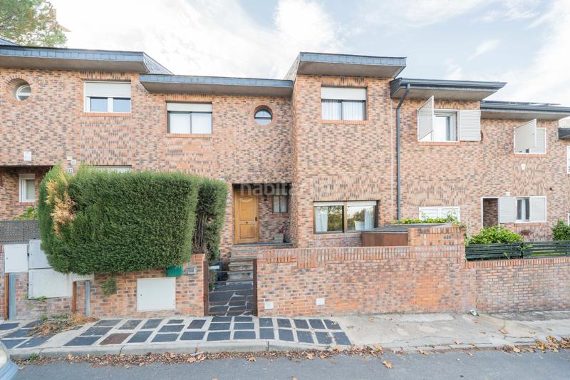 Foto ab94f76e-cff9-4095-a6c5-9daeaea0b3c1. Casa adosada agencia inmobiliaria zona oficina hogares : en venta: espectacular adosado en la mejor zona de gal en Galapagar