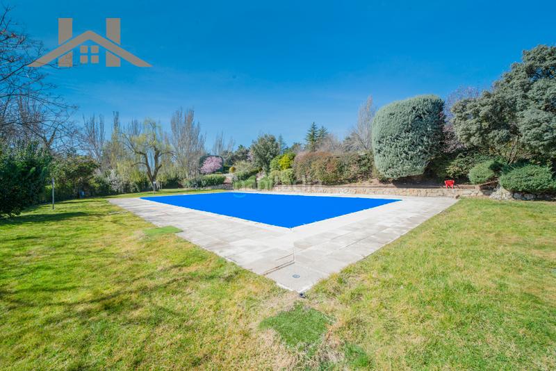 Foto f7d5a4ab-6a0a-4b22-ae08-e74e8a46f869. Casa adosada agencia inmobiliaria zona oficina hogares : en venta: espectacular adosado en la mejor zona de gal en Galapagar