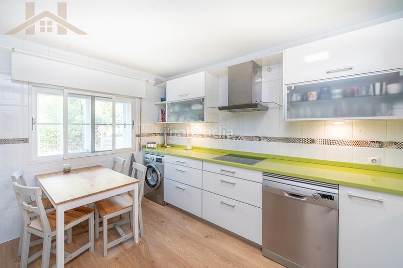 Foto f78fb78c-959d-4542-9d60-f4d5a47061ba. Casa adosada chalet adosado en venta en calle guindal en Colmenarejo