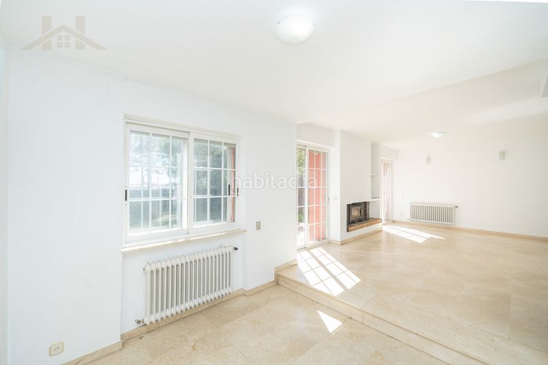 Foto 9da2e068-bdaa-47fe-a187-3e78334d86d0. Casa adossada amb xemeneia calefacció aparcament piscina a Galapagar