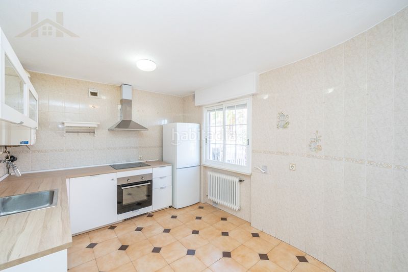 Foto b7d239bf-2435-4930-bb93-54745e4bae1e. Casa adossada amb xemeneia calefacció aparcament piscina a Galapagar