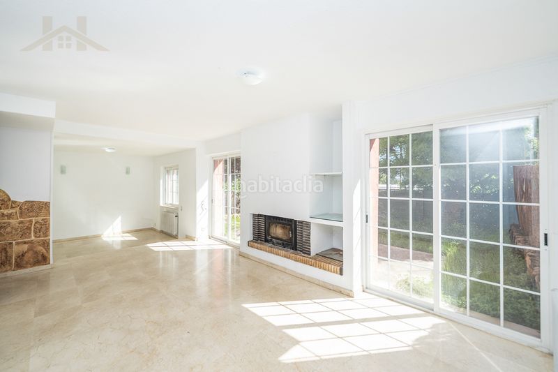 Foto bc8f74c4-eb9d-4eb8-9646-e81191d80c2a. Casa adossada amb xemeneia calefacció aparcament piscina a Galapagar