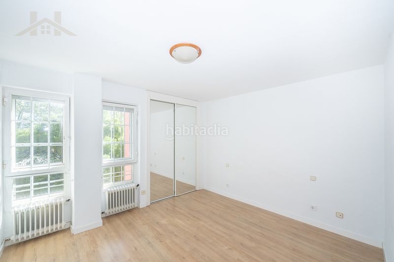 Foto bd5e25ce-fefd-41f7-8bc0-092e419a5fdb. Casa adossada amb xemeneia calefacció aparcament piscina a Galapagar