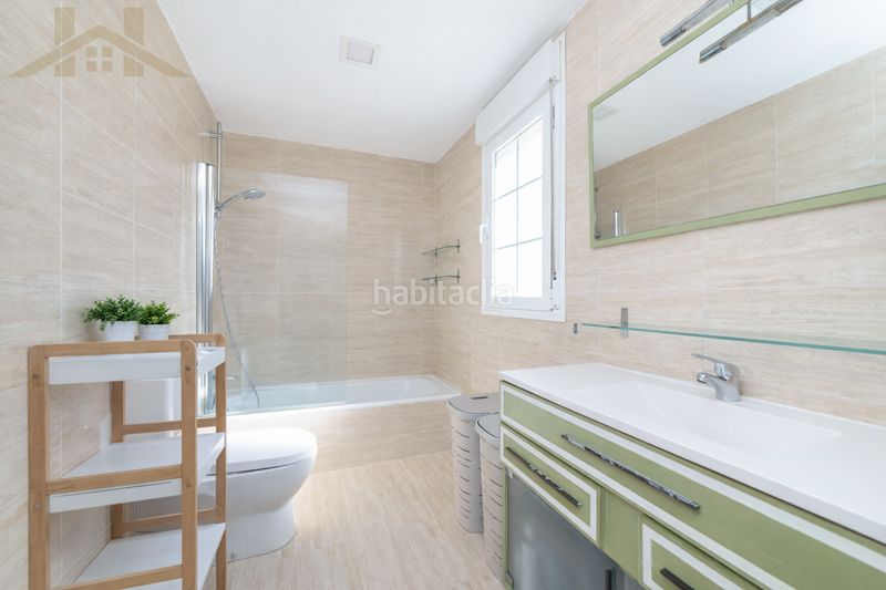 Foto 15aee5cb-ef19-4dad-bf30-88ee9adc48ad. Casa adossada amb xemeneia a Las Lomas Seseña