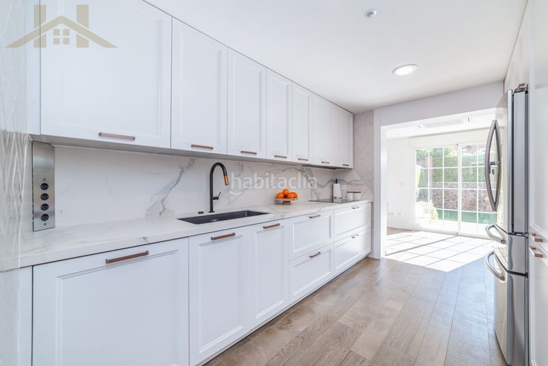 Foto 3dace9c6-afe2-45f4-8bd6-d6abf7d877af. Casa adossada amb xemeneia a Las Lomas Seseña