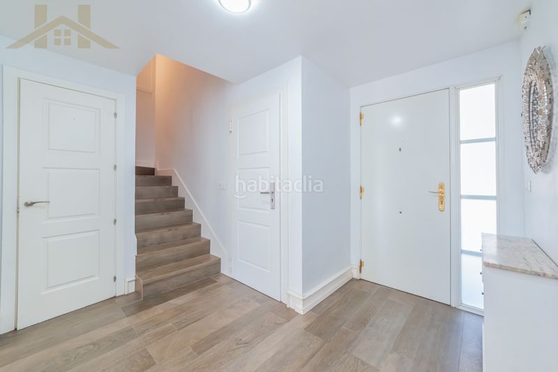 Foto 4367e903-fae9-4cc5-8d57-6b67ca091725. Casa adossada amb xemeneia a Las Lomas Seseña