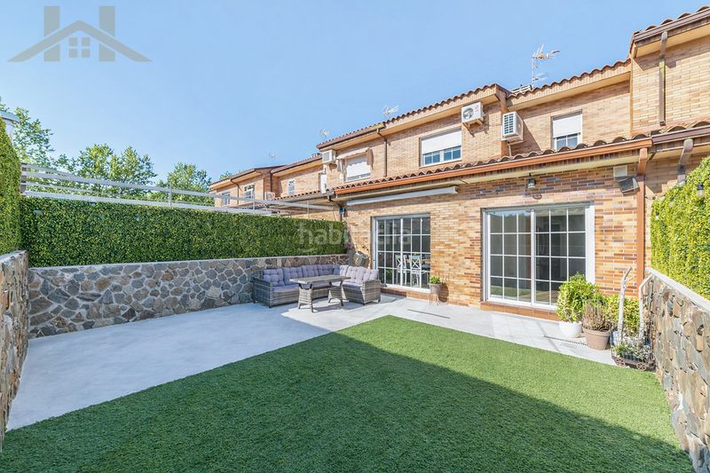 Foto 62a7c830-e0ab-4e1e-b2e2-e9e48ecd750b. Casa adossada amb xemeneia a Las Lomas Seseña