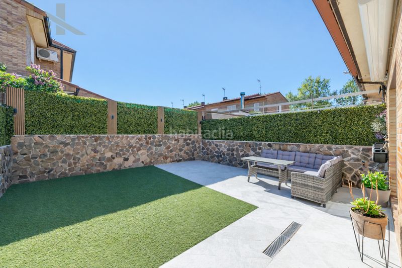 Foto ef76e1f5-64e0-43a3-bb30-032c69aa730f. Casa adossada amb xemeneia a Las Lomas Seseña