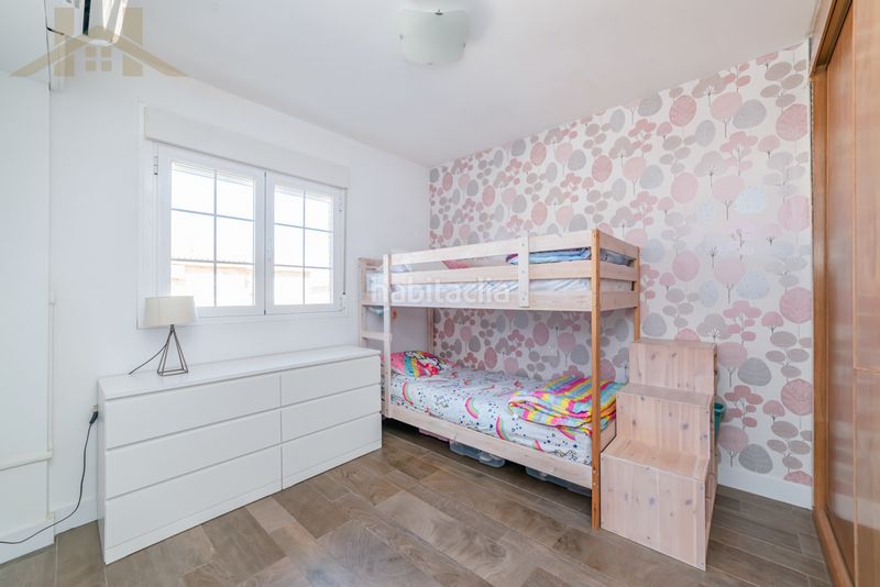 Foto f1dfccef-3348-429e-91ec-0cbbf96ad1a7. Casa adossada amb xemeneia a Las Lomas Seseña