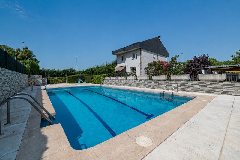 Foto a65387ca-661f-4e1c-ba41-74a1c00d8957. Xalet amb xemeneia calefacció aparcament piscina a Galapagar