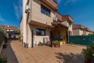 Casa aparellada a Colmenarejo. Chalet pareado en venta en benito elvira, colmenarejo