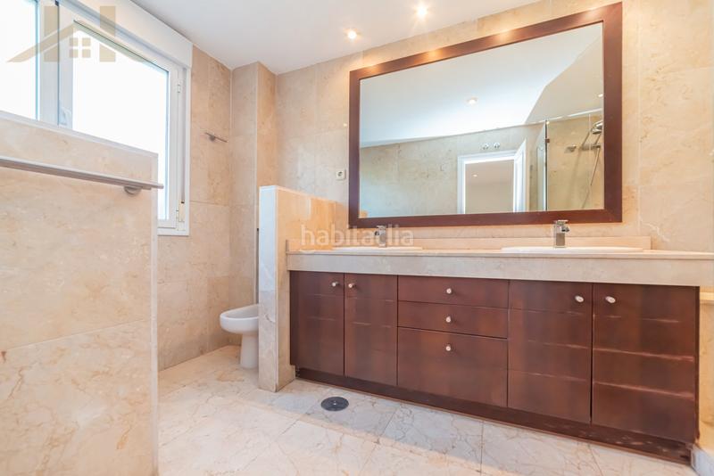 Foto 10012a52-8eeb-46ab-87e5-3e7c92582a22. Casa adossada amb calefacció aparcament piscina a Majadahonda