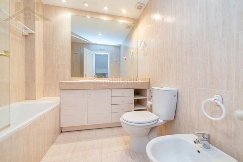 Foto b4fbbdf3-7b73-4a1f-a56a-b209b058372c. Casa adossada amb calefacció aparcament piscina a Majadahonda