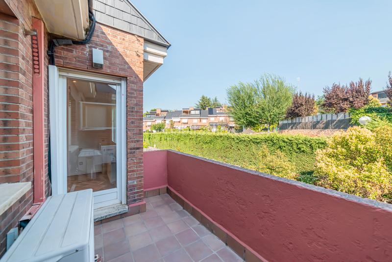 Foto ef400365-c5eb-4140-9c1e-ba1aaf88f918. Casa adossada amb calefacció aparcament piscina a Majadahonda