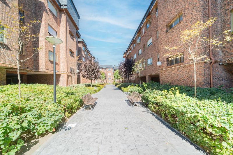 Foto 3388acfe-541e-43e6-b5f6-b0fdde266dda. Pis amb calefacció aparcament piscina a Casco Antiguo Majadahonda