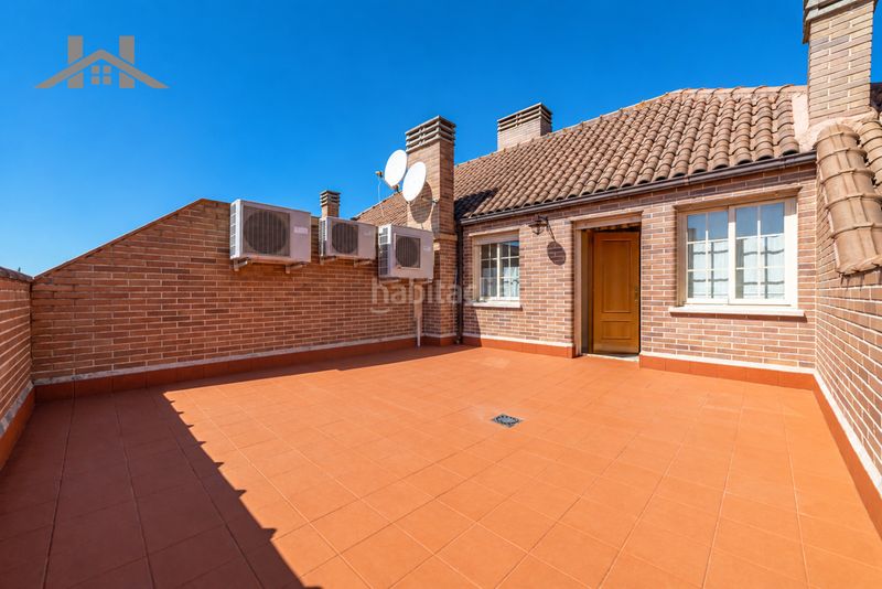 Foto 0a452ed8-3703-4edb-988f-55473d63f1e4. Casa aparellada amb xemeneia calefacció aparcament piscina a Majadahonda