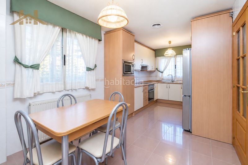 Foto 4ed69c5a-8910-4ae8-bd10-4523fa600ffd. Casa aparellada amb xemeneia calefacció aparcament piscina a Majadahonda