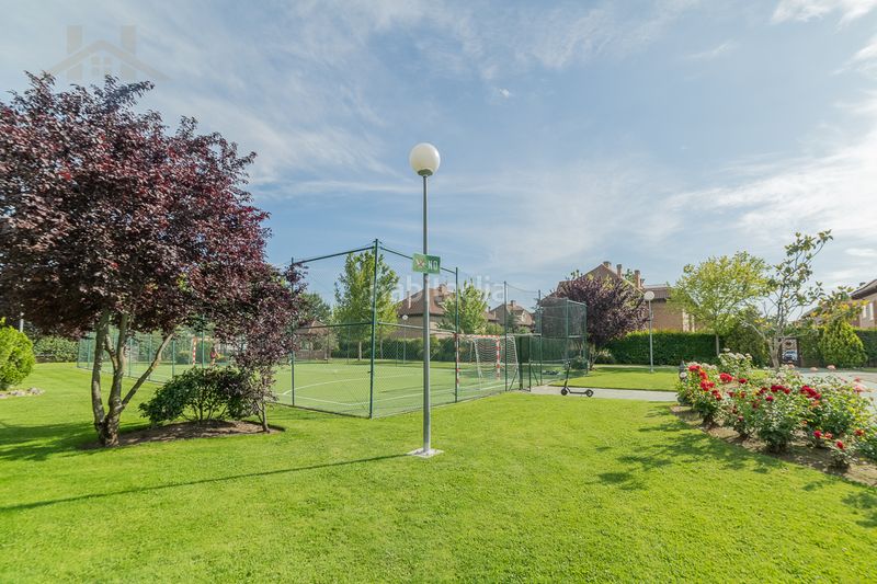 Foto 81d08ed4-6e43-428d-9803-79523ecf1aa7. Casa aparellada amb xemeneia calefacció aparcament piscina a Majadahonda