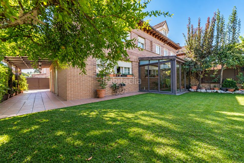 Foto 857167af-7a8b-46b9-8695-59c7d71ccbc7. Casa aparellada amb xemeneia calefacció aparcament piscina a Majadahonda