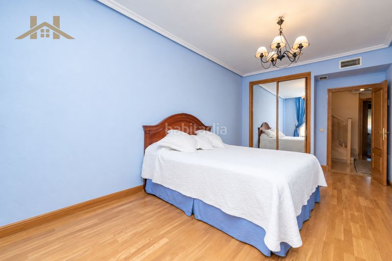 Foto 8e5e2237-dd8d-4a0a-85bd-dbd22c2fc8a3. Casa aparellada amb xemeneia calefacció aparcament piscina a Majadahonda