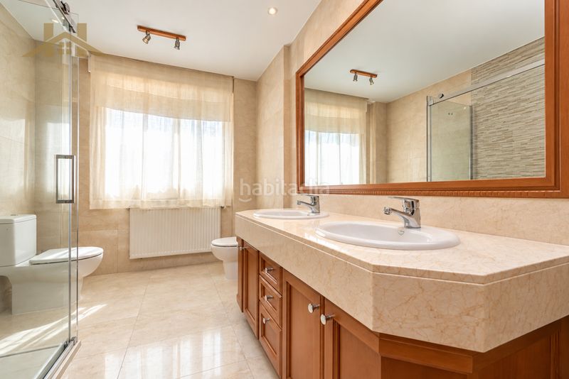 Foto a614022d-b8ac-4344-bf23-413801f49e3f. Casa aparellada amb xemeneia calefacció aparcament piscina a Majadahonda