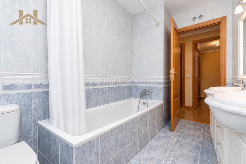 Foto a685cfd5-85e7-4eff-844d-2be2270f2382. Casa aparellada amb xemeneia calefacció aparcament piscina a Majadahonda