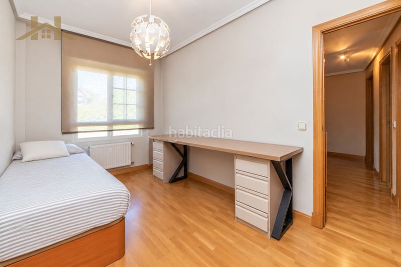 Foto bba76a2e-92dd-4e31-8a95-a76271090747. Casa aparellada amb xemeneia calefacció aparcament piscina a Majadahonda