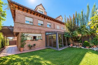 Casa aparellada a Calle Canoa