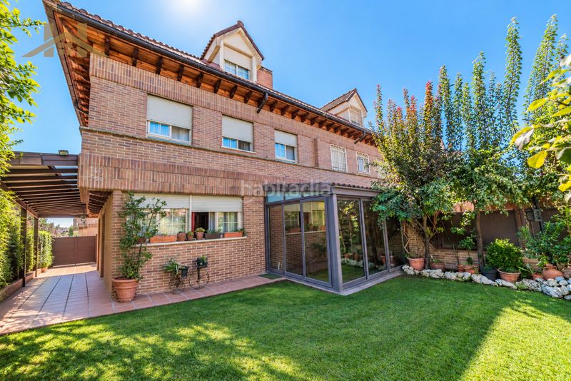Foto c6e5a77f-a05e-4e17-a4ee-9b6aaba4fef8. Casa aparellada amb xemeneia calefacció aparcament piscina a Majadahonda