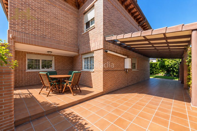 Foto f2b55041-f852-4f69-9321-db88574079dc. Casa aparellada amb xemeneia calefacció aparcament piscina a Majadahonda