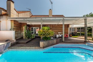House in Eurovillas. Chalet reformado con piscina de 6 habitaciones a 45 minutos de m