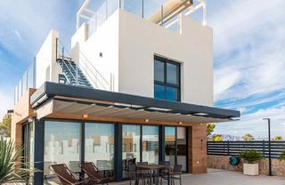 Casa in Algorfa. Estamos orgullosos de presentar esta exclusiva villa de 3 planta