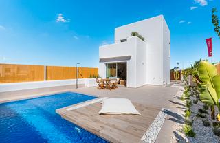 Chalet en Las Lomas de Rame-Baha Bella. Costa blanca eiendom presenta este exclusivo proyecto de alta ca
