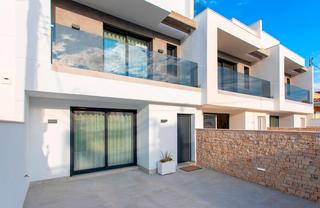 Rez-de-chaussée à Torre de la Horadada. Costa blanca eiendom presenta este exclusivo proyecto de tres dã