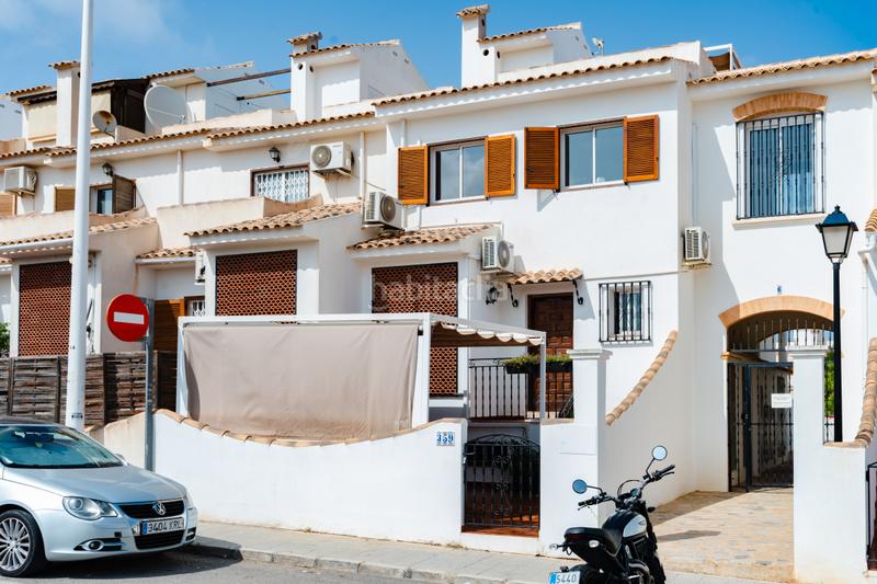 Foto 57e6f7c5-eb3a-4821-9f53-ab072910f9cb. Casa adossada amb aparcament piscina a Monte Faro-Altomar II Santa Pola