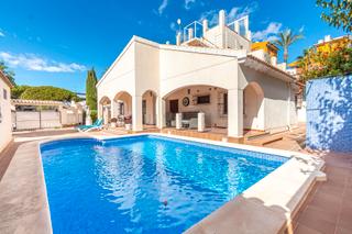 Chalet in Punta Prima. Estamos orgullosos de presentar una residencia de lujo ubicada e