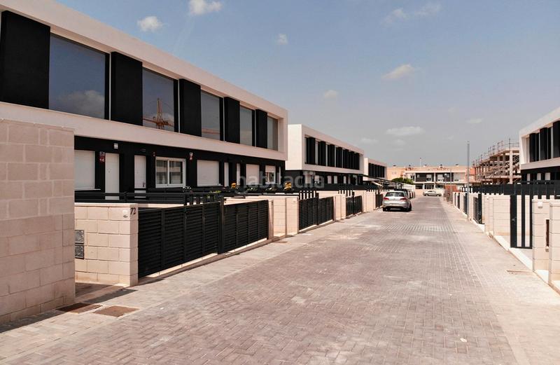 Foto f5ca7a6d-8972-4fac-ae58-58849beab401. Casa adosada costa blanca eiendom presenta este exclusivo proyecto de viviendas modernas y lineales, ubicado en la prestigiosa zona de monte y en Santa Pola