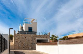 Casa in Algorfa. Estamos orgullosos de presentar esta exclusiva villa de 3 planta
