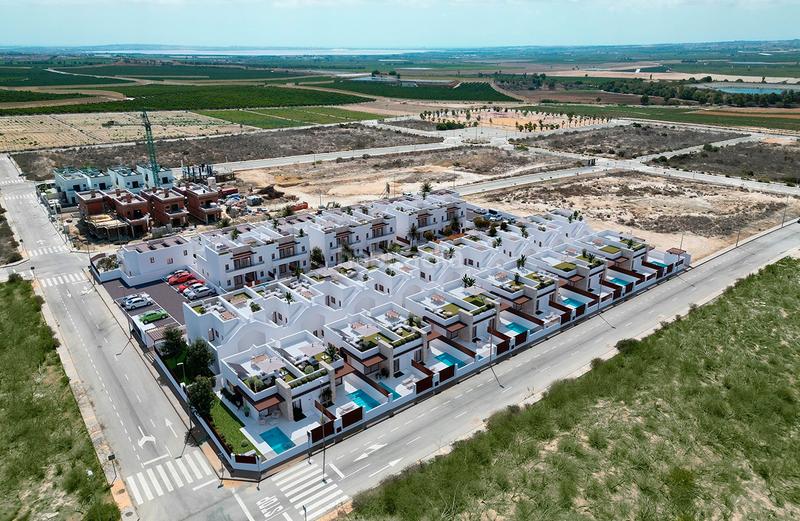Foto 2528fe19-b4c2-4d8f-a638-39a61e8e34ee. Chalet costa blanca eiendom se enorgullece en presentar un exclusivo proyecto residencial ubicado en la prestigiosa urbanizaciãn vistabel en Orihuela