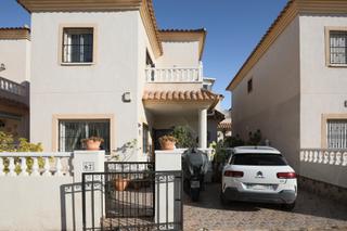 Chalet en Playa Flamenca. Situada en el corazãn de playa flamenca, esta encantadora villa