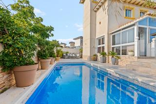 Chalet à La Zenia. Ubicada en la prestigiosa playa flamenca, esta villa independien